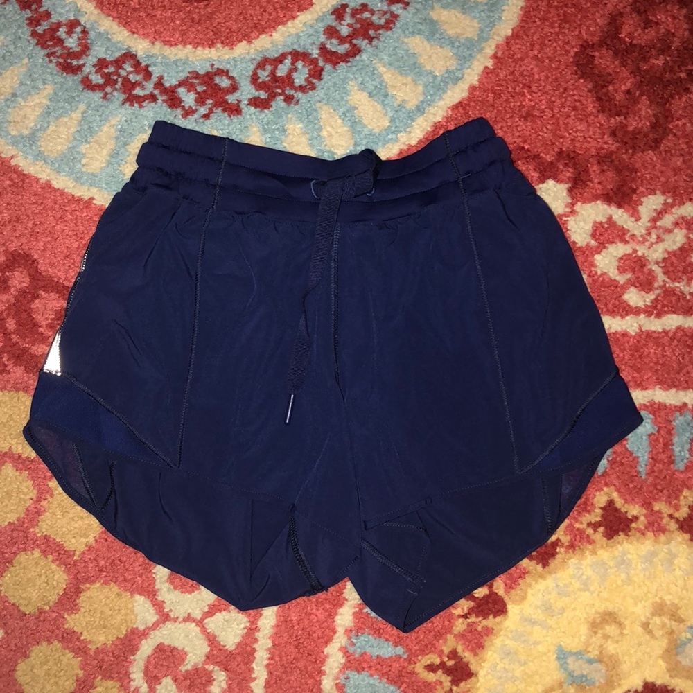 lululemon navy hotty hot shorts 4”